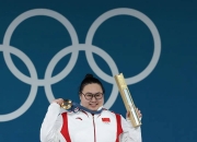 米兰体育官方网站-举重女将勇夺冠军，力量超群