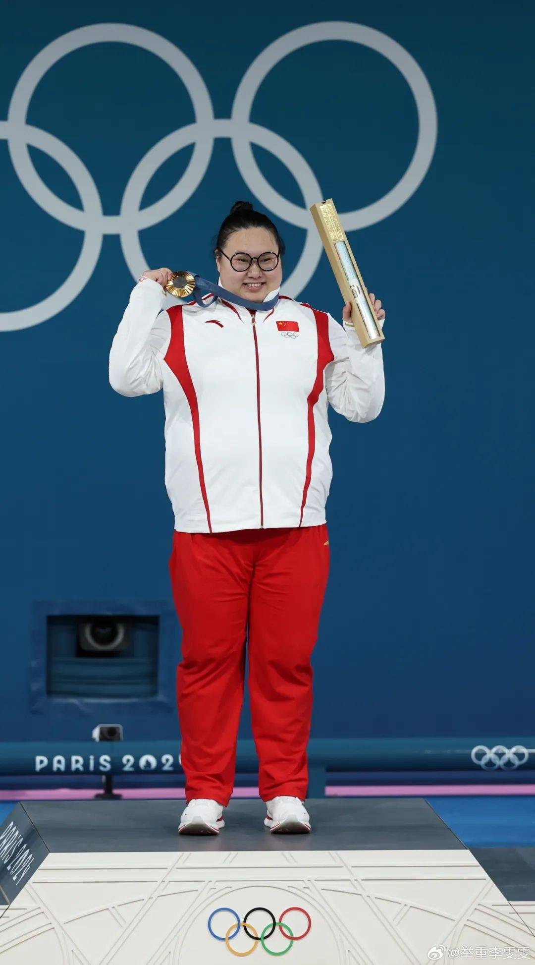 举重女将勇夺冠军，力量超群