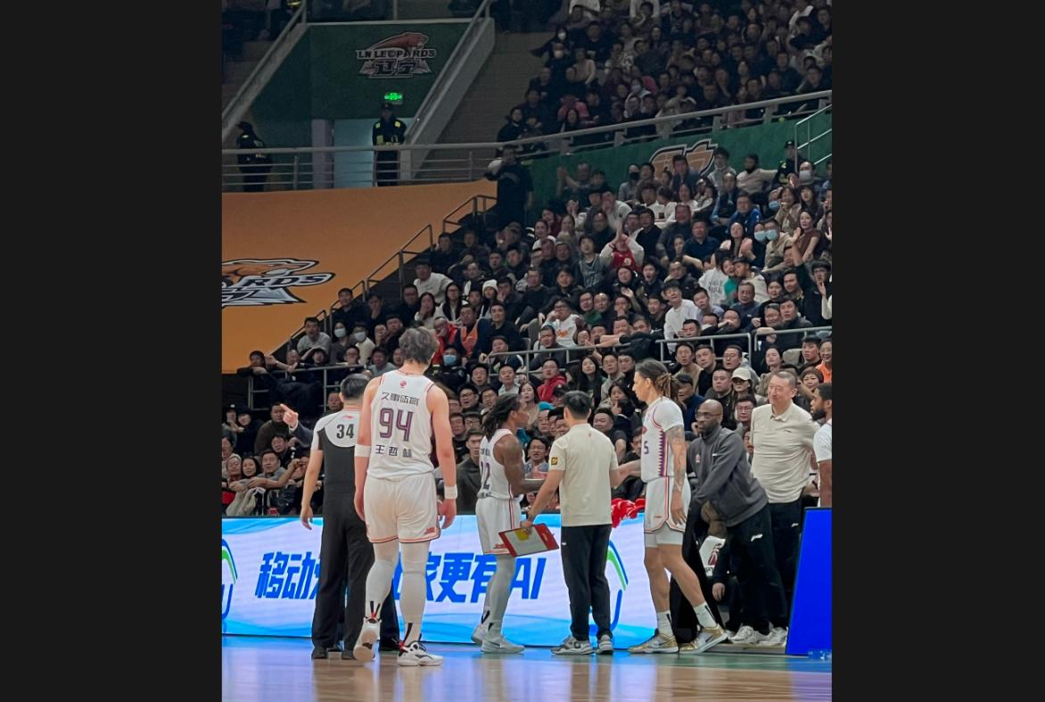 上海队控卫快攻打出火爆表现的简单介绍