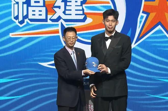 关于清华三名球员计划参加CBA选秀，杨曦皓不出意外会是状元的信息