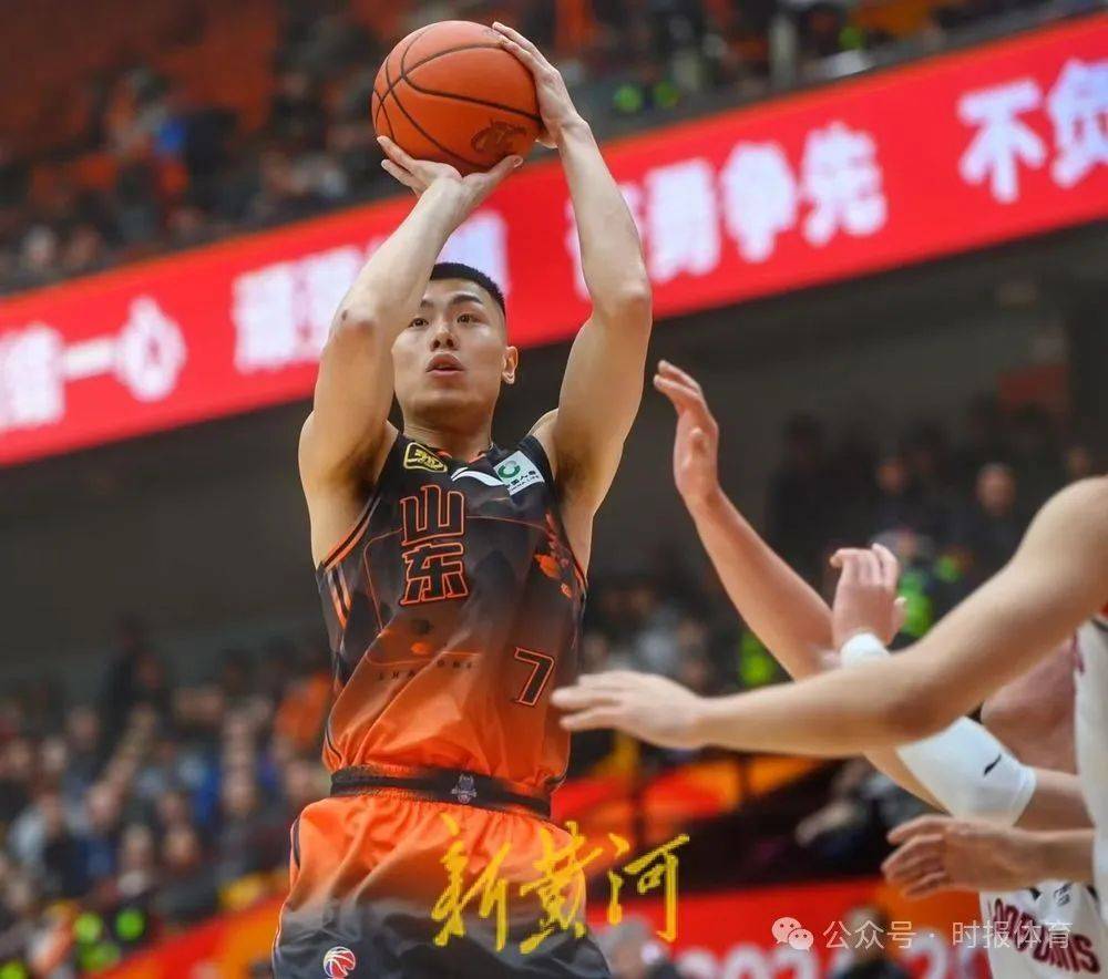 山东男篮刘毅社媒更新训练日常：夏练三伏，不炼不厉害